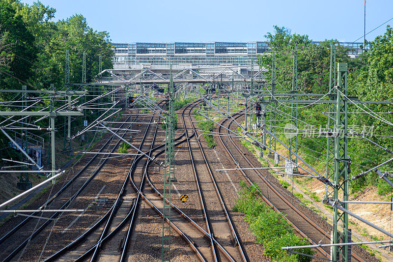 铁路轨道的高角度视图对火车站<s:1>德克罗伊茨